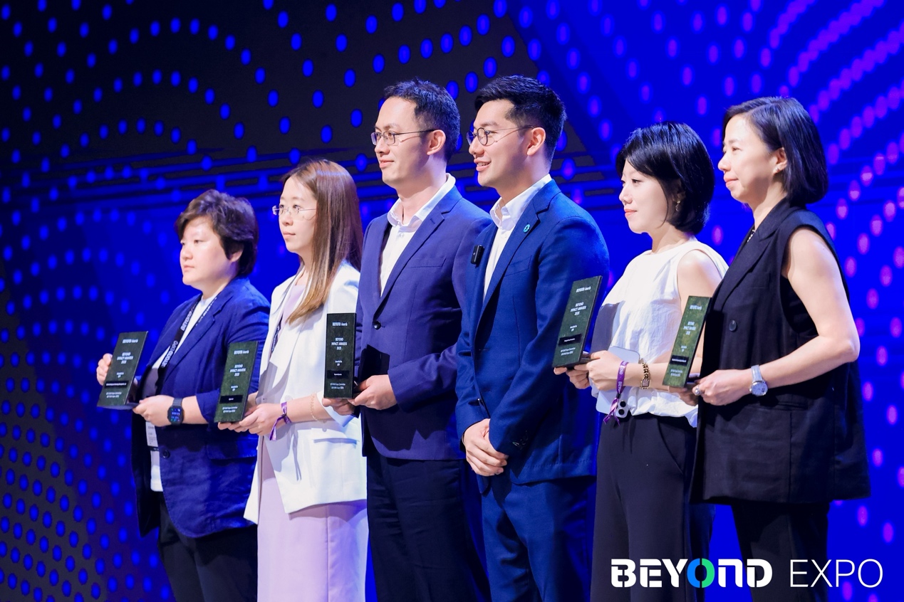 一群人站在麦克风前

AI 生成的内容可能不正确。