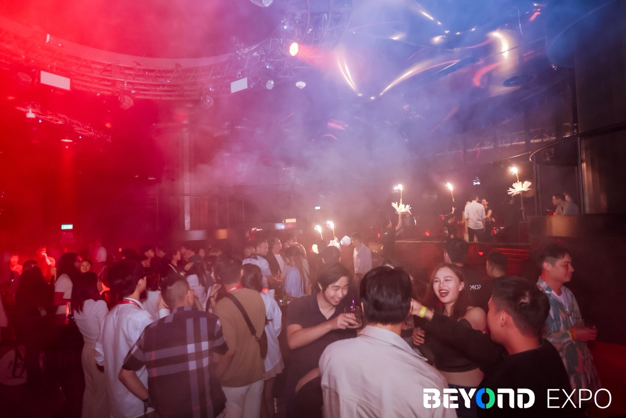 舞台上有一群人

AI 生成的内容可能不正确。